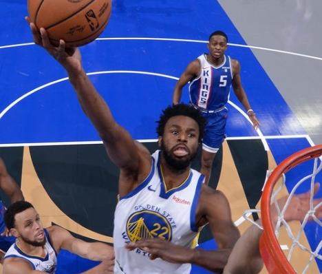 开云APP-从领先24分到被1分绝杀 科尔杂耍式换人玩崩勇士