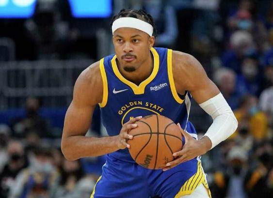 开云APP-从领先24分到被1分绝杀 科尔杂耍式换人玩崩勇士