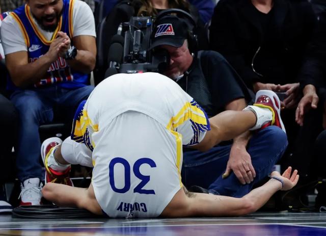 开云APP-从领先24分到被1分绝杀 科尔杂耍式换人玩崩勇士