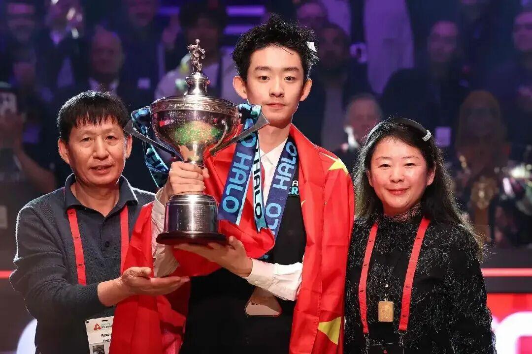 开云注册入口-历史性登顶！吴宜泽加冕斯诺克世锦赛00后新王